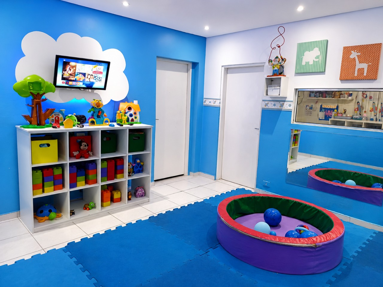 Sala do Mini Maternal com brinquedos e piscina de bolinhas