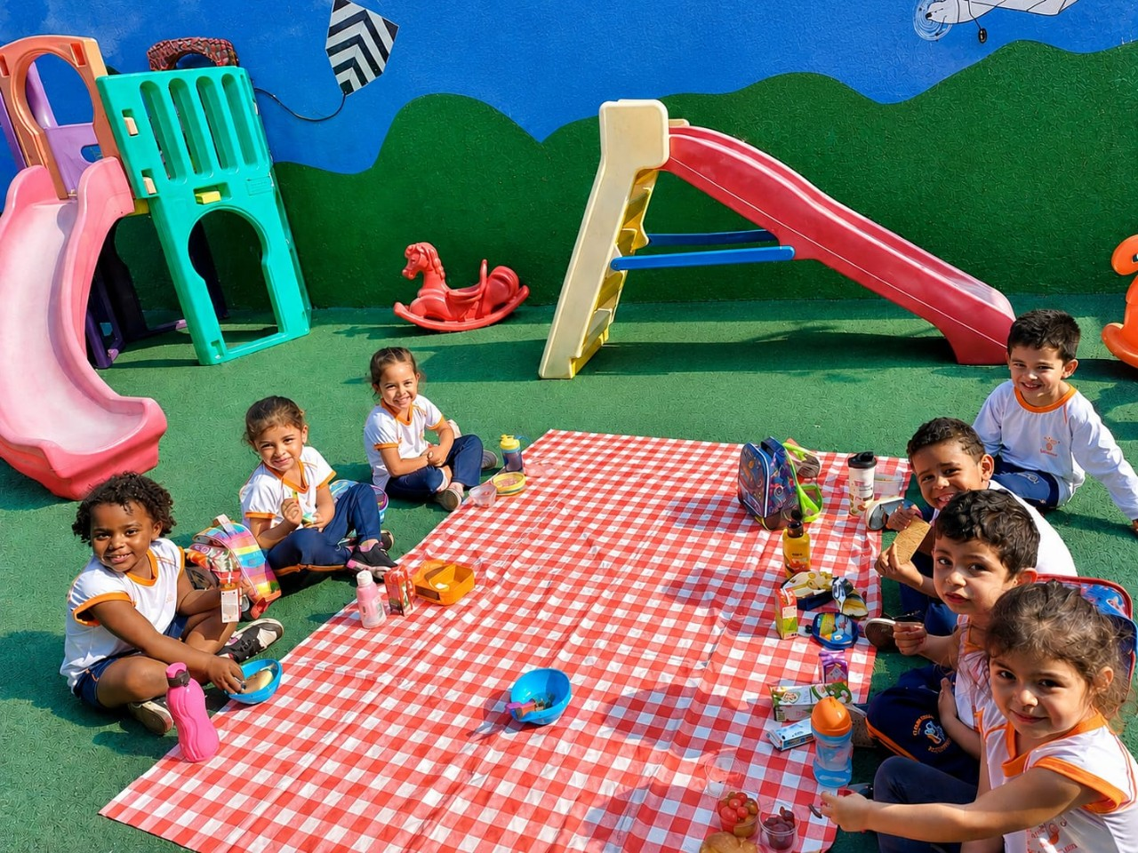 Crianças em piquenique no parquinho