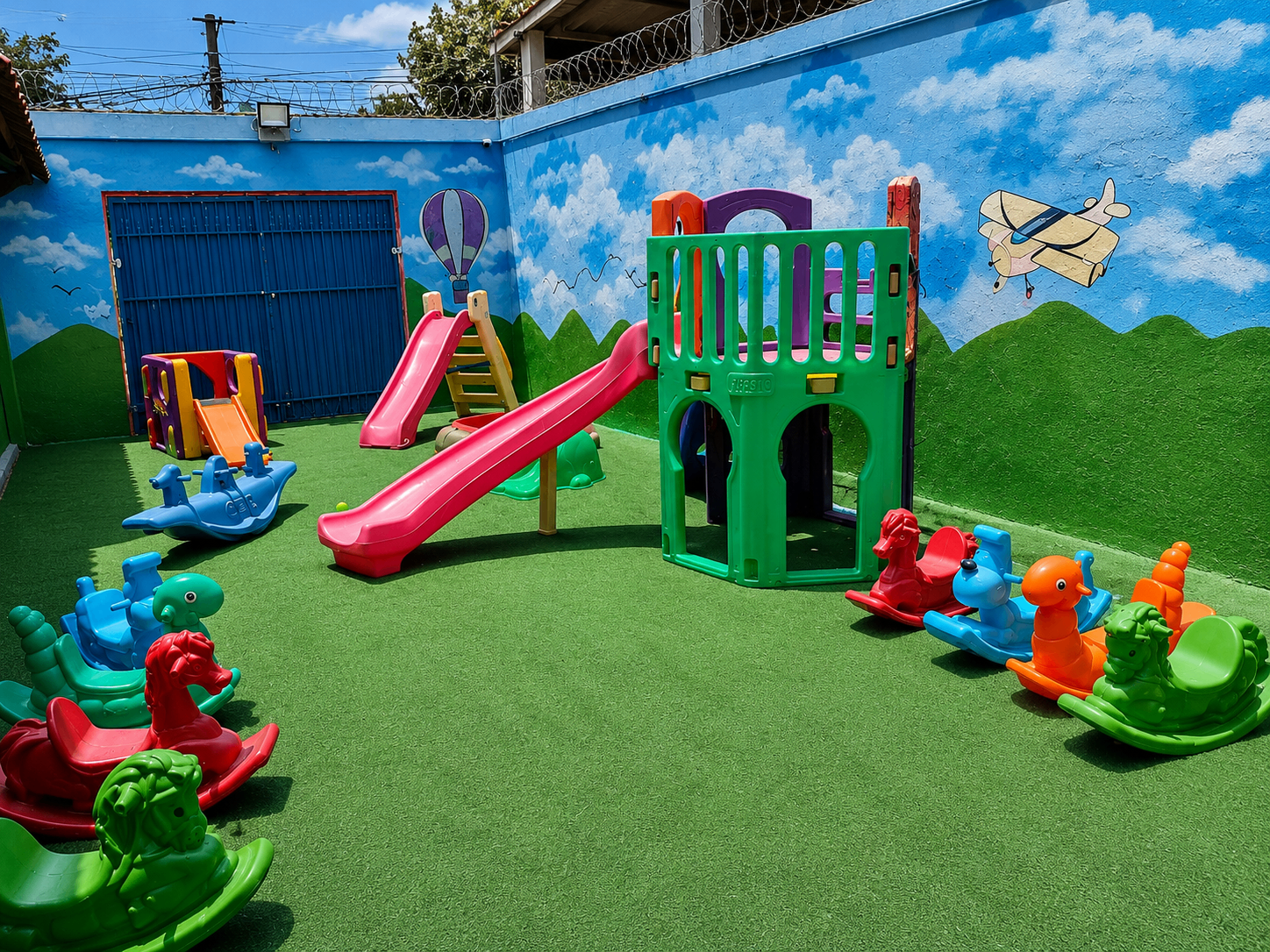 Parquinho externo da escola com brinquedos coloridos