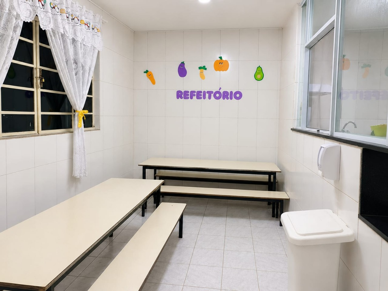 Refeitório limpo e organizado