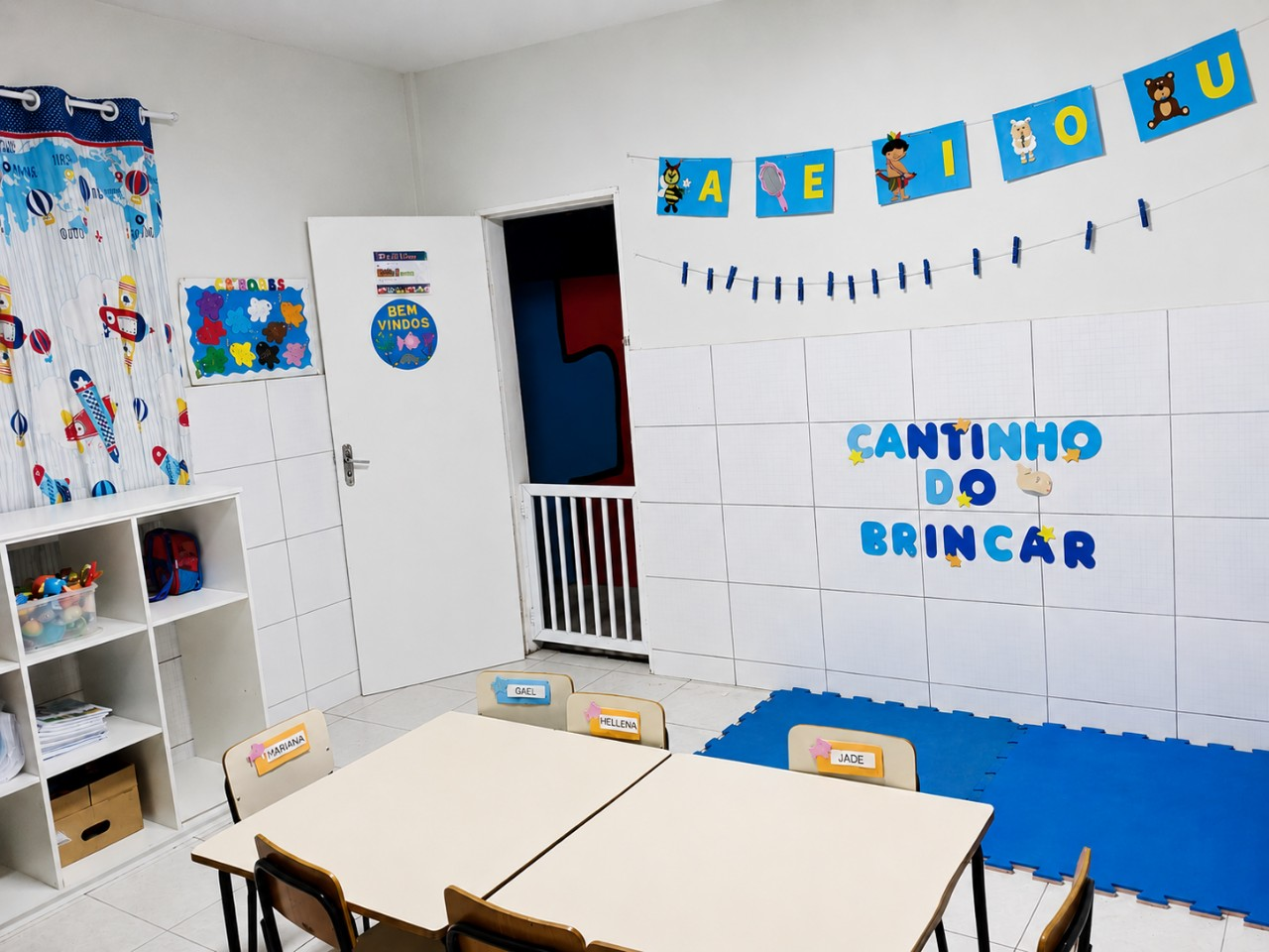 Sala de aula com mesa de atividades